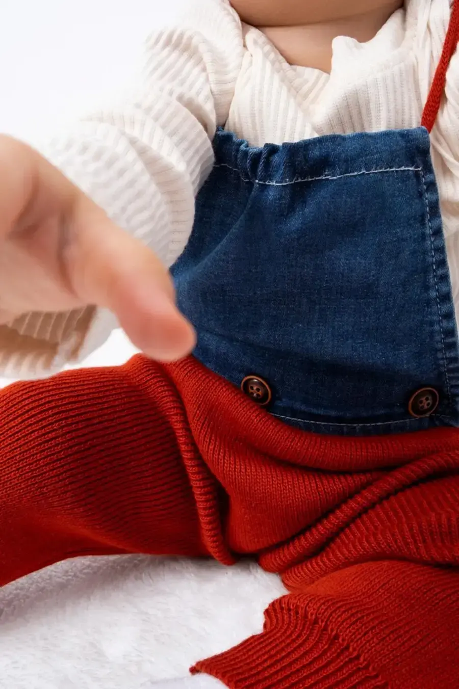Triko Pantolon ve Bere Kaşkorse Badili Kot Detaylı Salopet 3lü Kız Bebek Takım - Detay Görseli 3