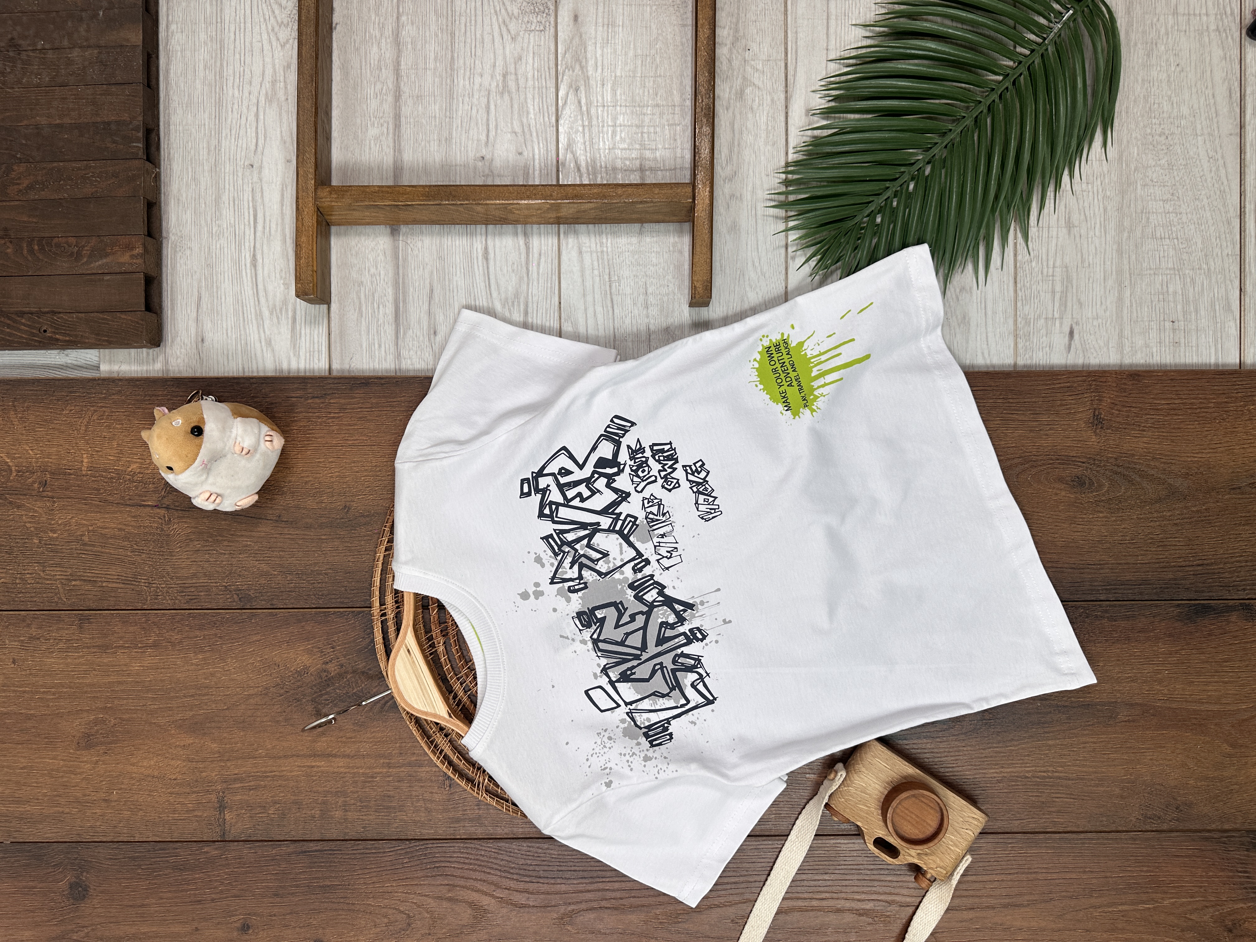 ERKEK ÇOCUK PAMUKLU GRAFFİTİ DETAYLI YUVARLAK, BİSİKLET YAKALI BEYAZ T-SHIRT - Görsel 2