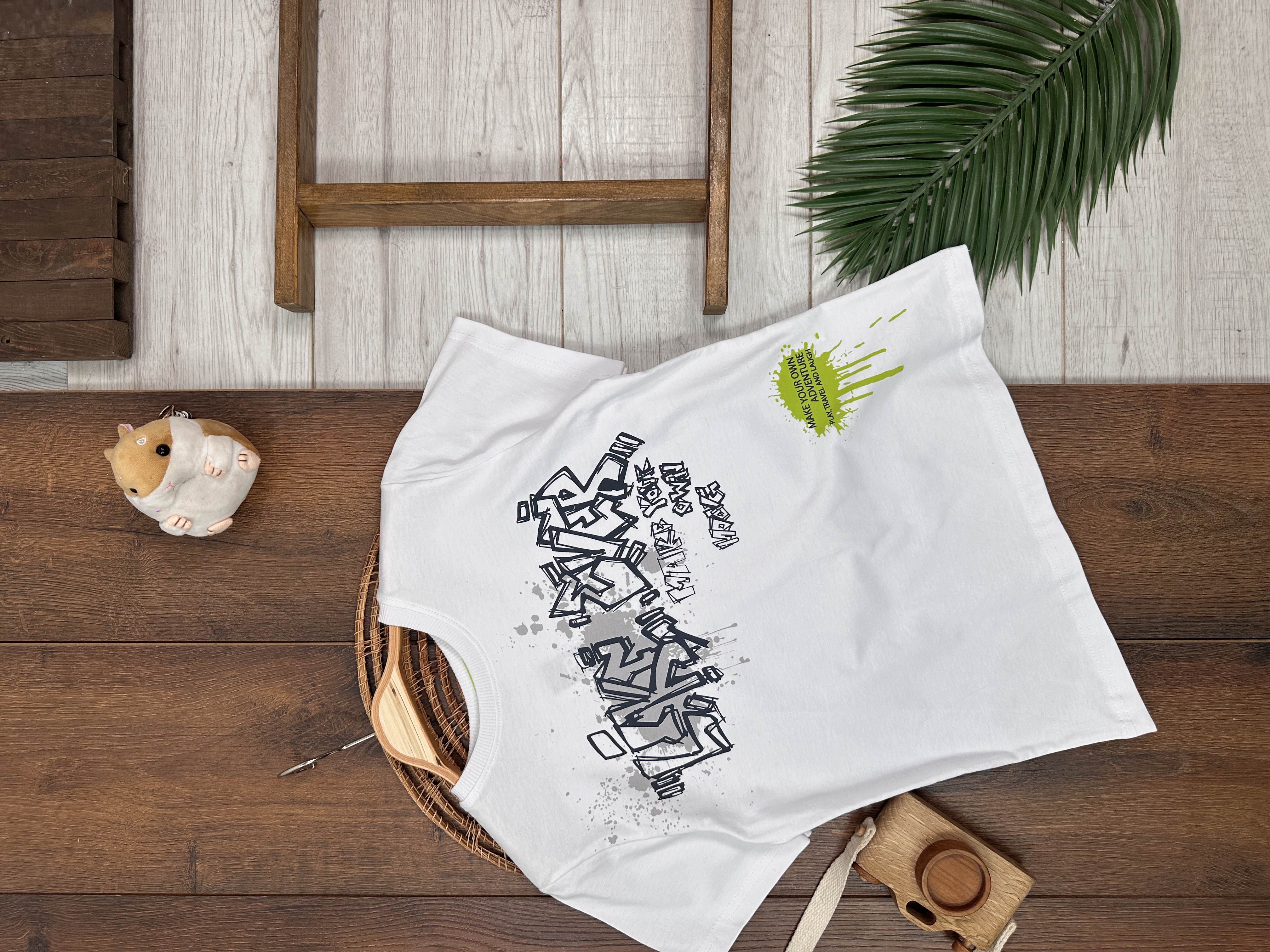 ERKEK ÇOCUK PAMUKLU GRAFFİTİ DETAYLI YUVARLAK, BİSİKLET YAKALI BEYAZ T-SHIRT