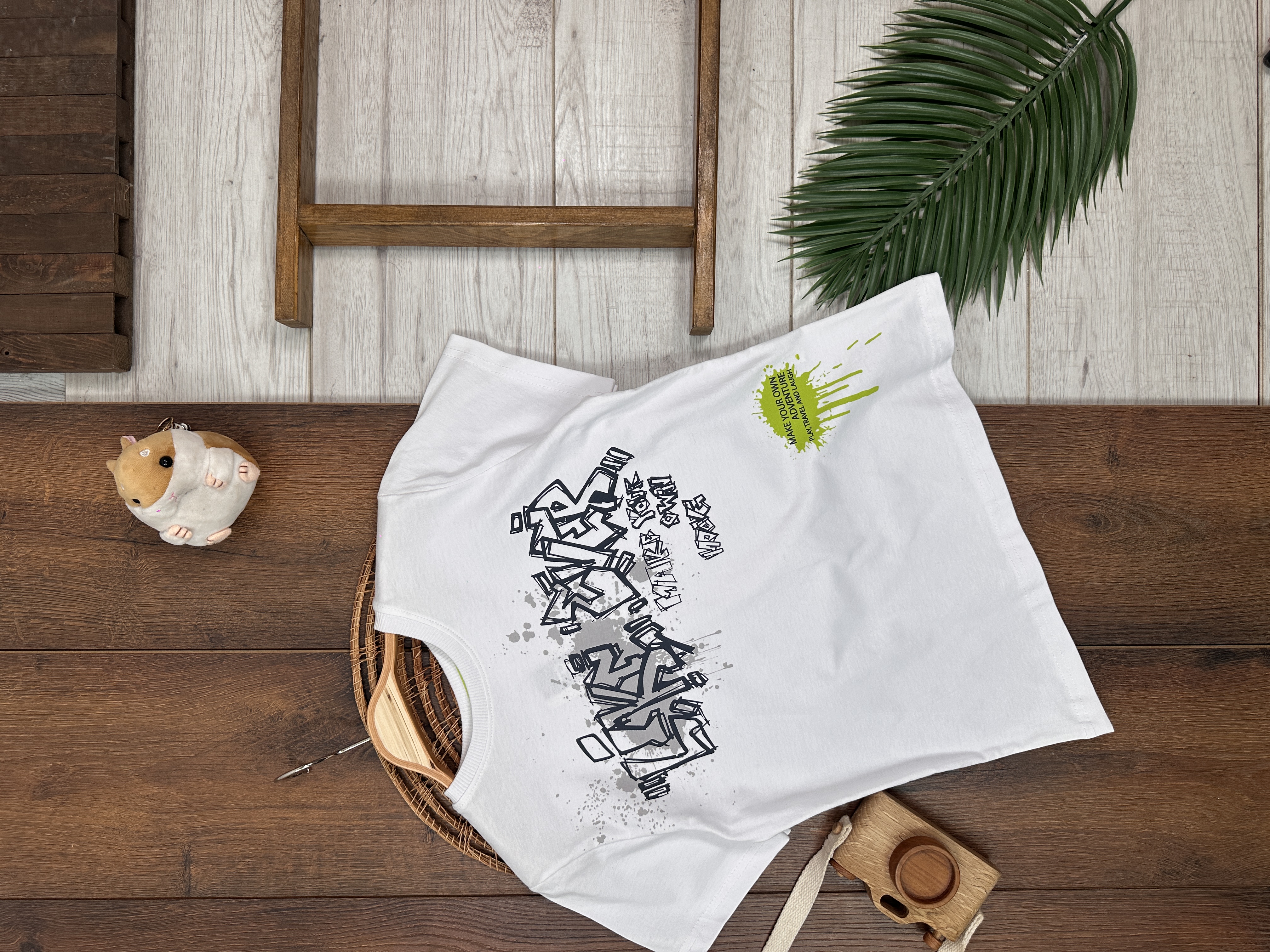 ERKEK ÇOCUK PAMUKLU GRAFFİTİ DETAYLI YUVARLAK, BİSİKLET YAKALI BEYAZ T-SHIRT - Görsel 5