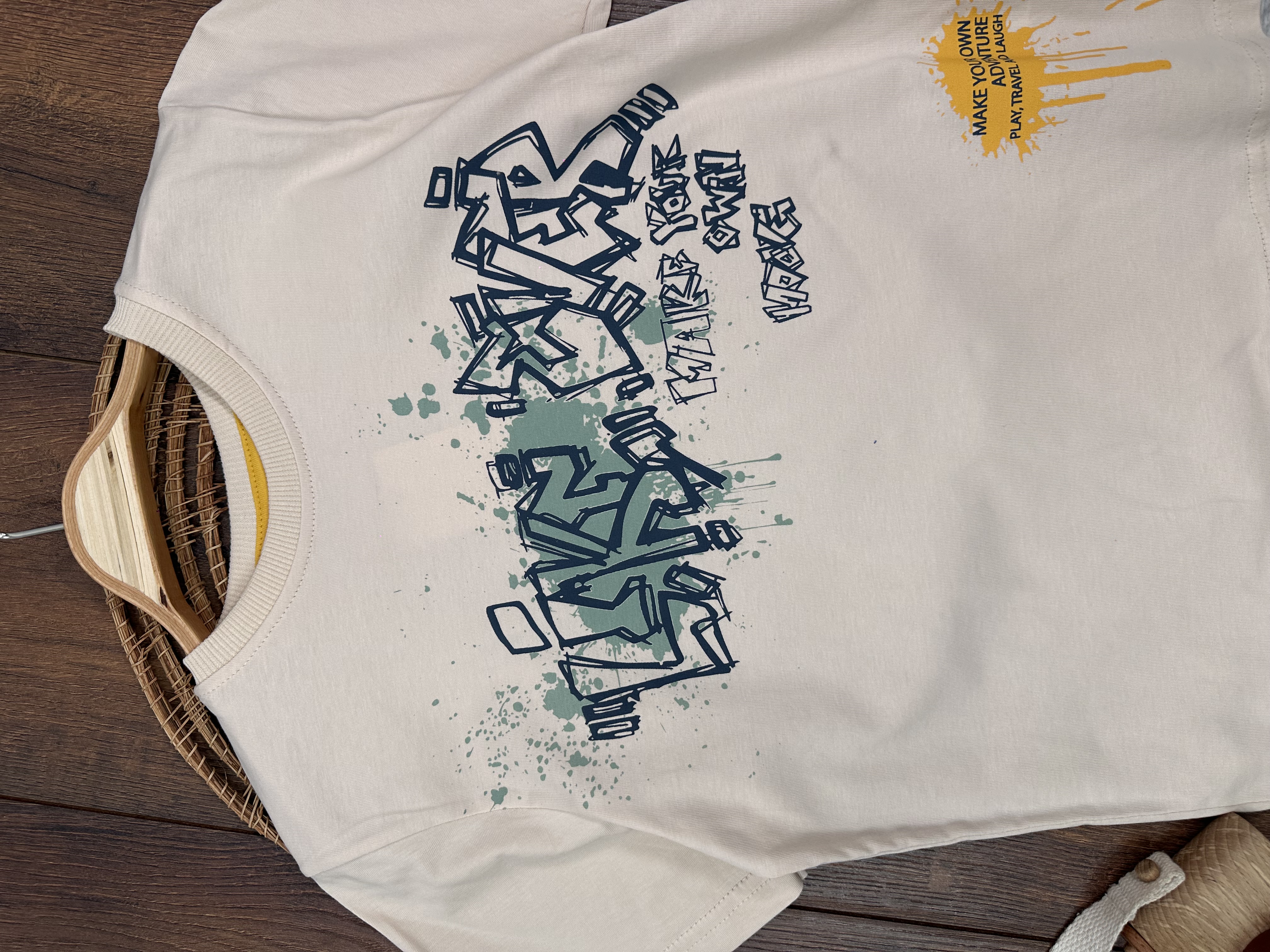 ERKEK ÇOCUK PAMUKLU GRAFFİTİ DETAYLI YUVARLAK, BİSİKLET YAKALI GRI T-SHIRT - Detay Görseli 5