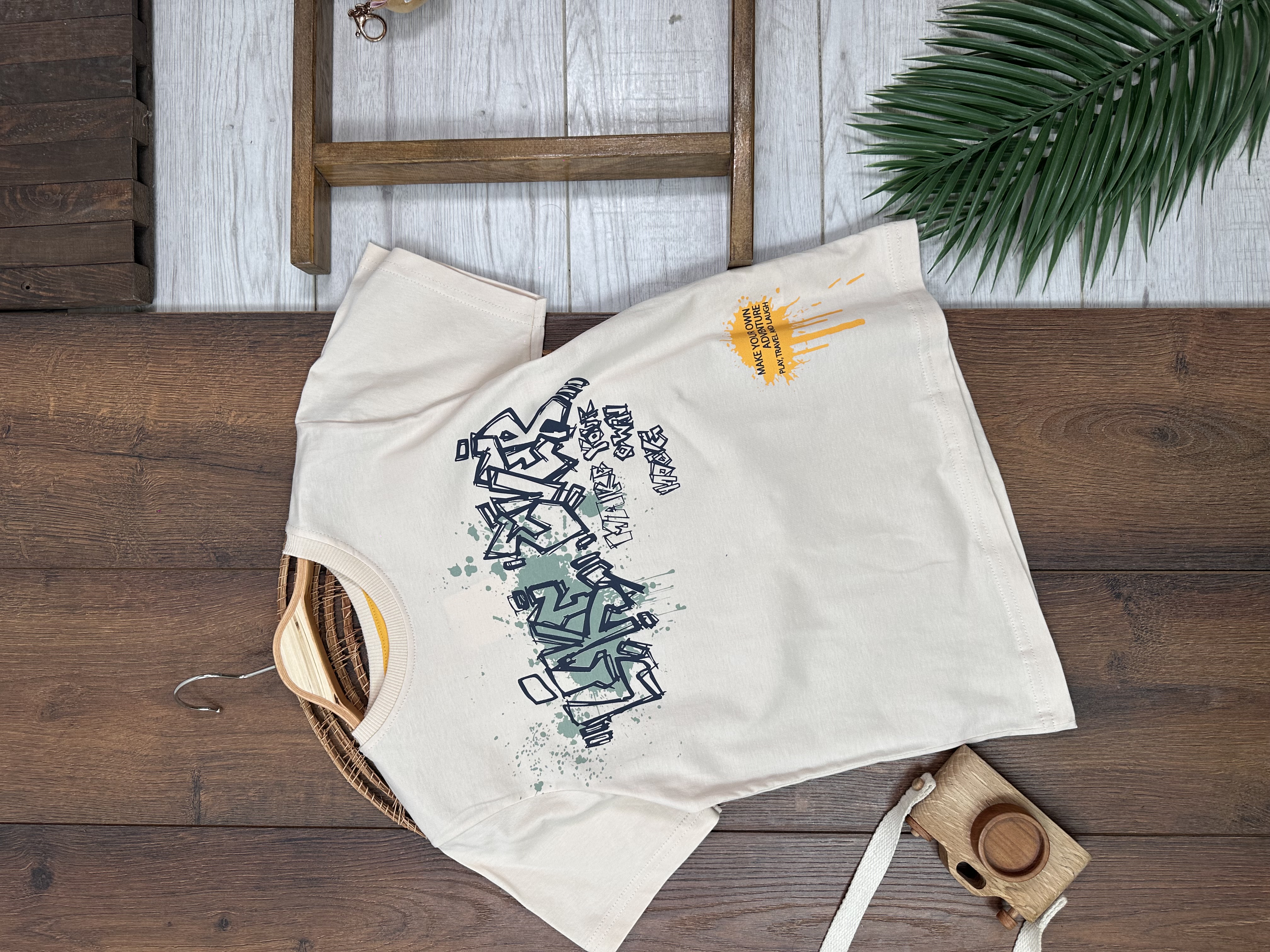 ERKEK ÇOCUK PAMUKLU GRAFFİTİ DETAYLI YUVARLAK, BİSİKLET YAKALI GRI T-SHIRT