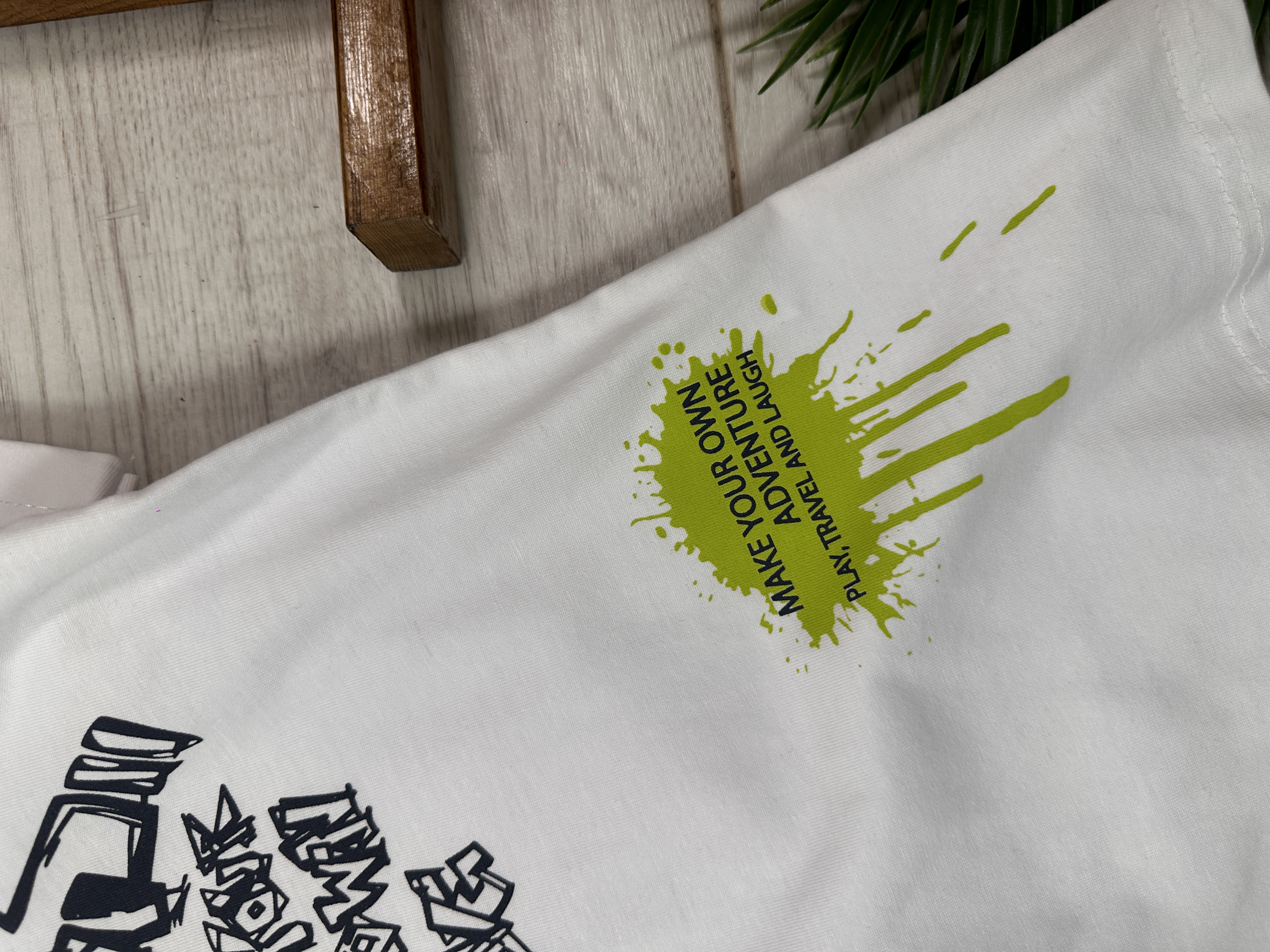ERKEK ÇOCUK PAMUKLU GRAFFİTİ DETAYLI YUVARLAK, BİSİKLET YAKALI BEYAZ T-SHIRT - Görsel 4