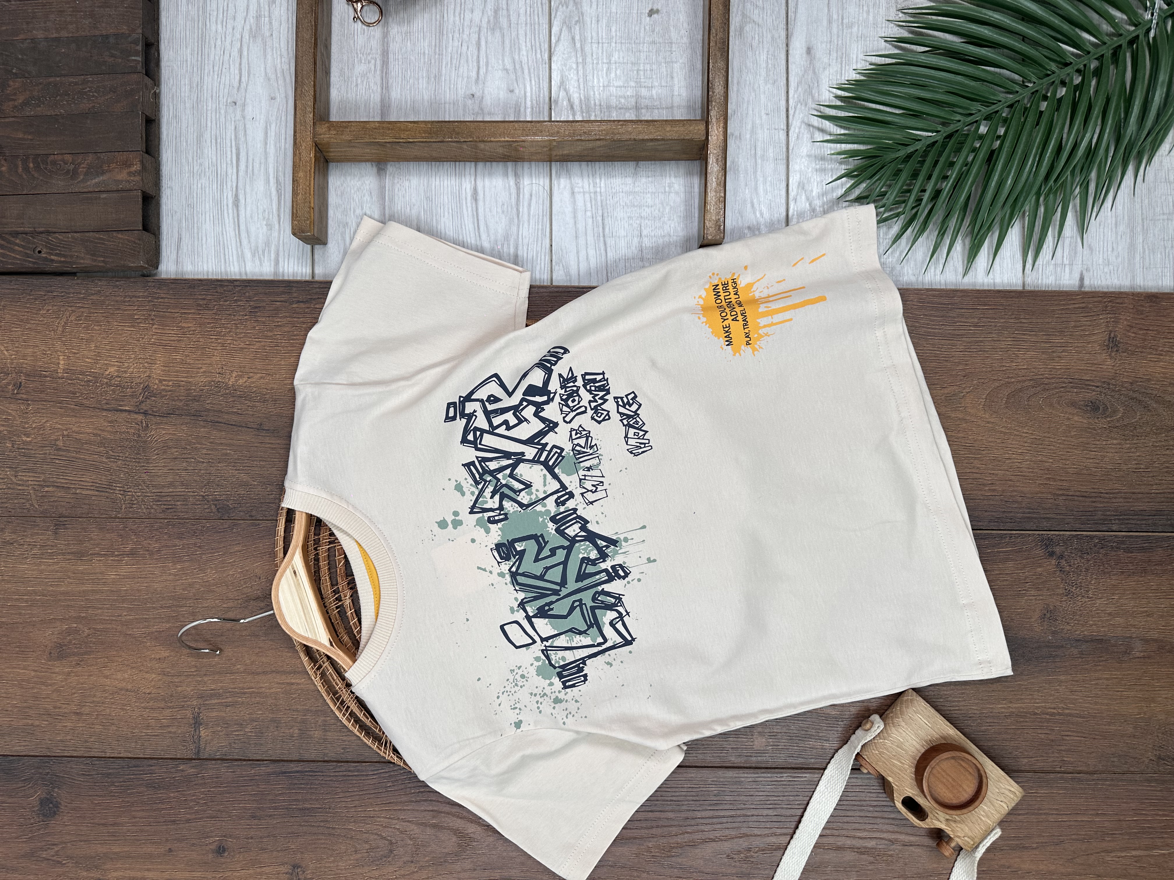 ERKEK ÇOCUK PAMUKLU GRAFFİTİ DETAYLI YUVARLAK, BİSİKLET YAKALI GRI T-SHIRT - Detay Görseli 2