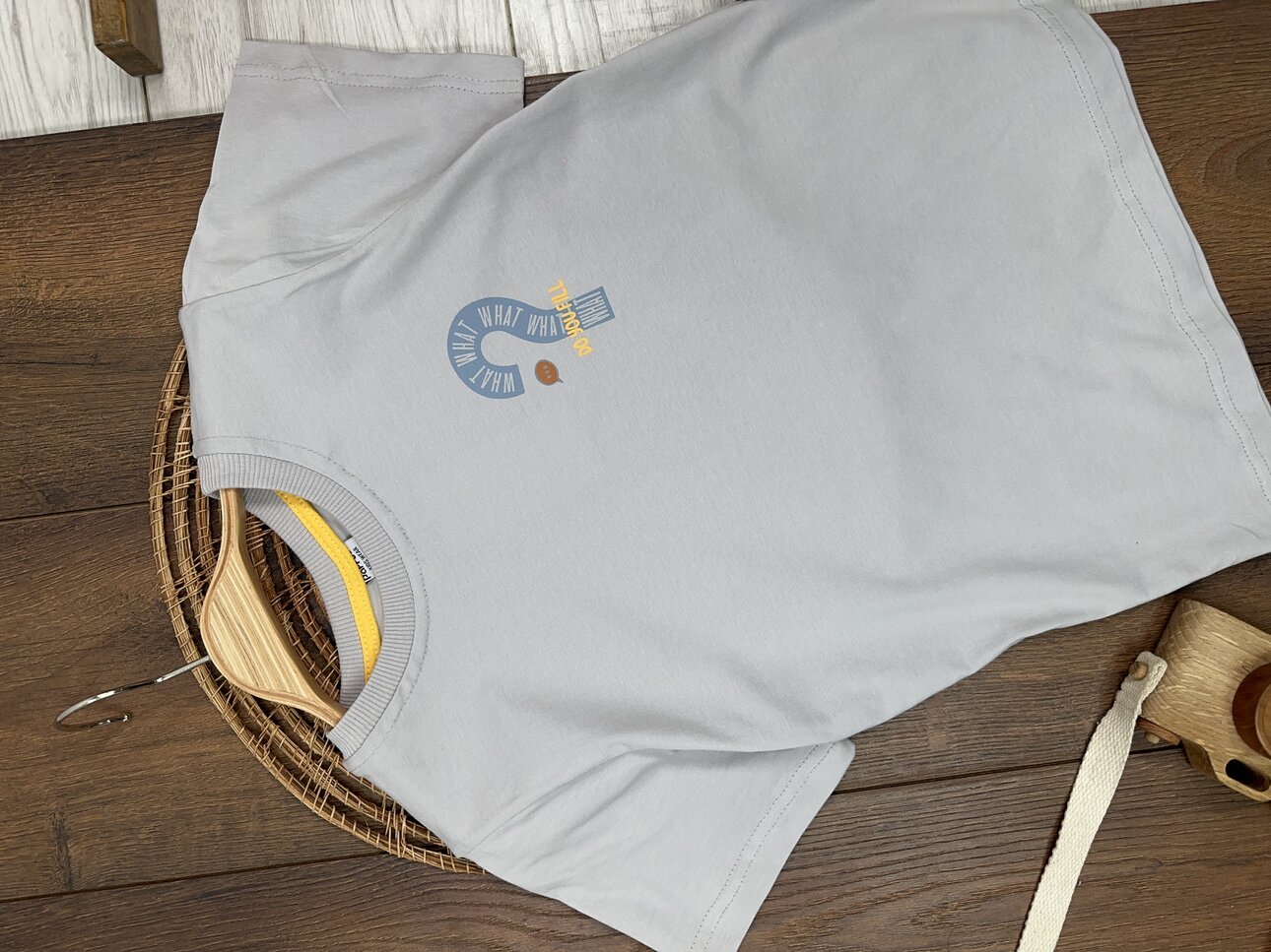 GRI RENK ERKEK ÇOCUK BİSİKLET YAKA SORU İŞARETİ BASKILI PAMUKLU KISA KOLLU BEYAZ TSHIRT - Görsel 2