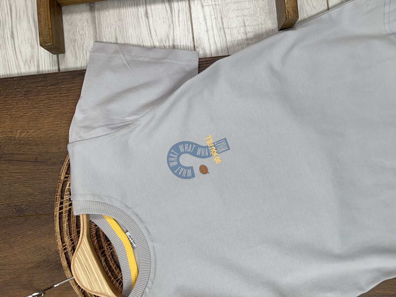 GRI RENK ERKEK ÇOCUK BİSİKLET YAKA SORU İŞARETİ BASKILI PAMUKLU KISA KOLLU BEYAZ TSHIRT - Görsel 3