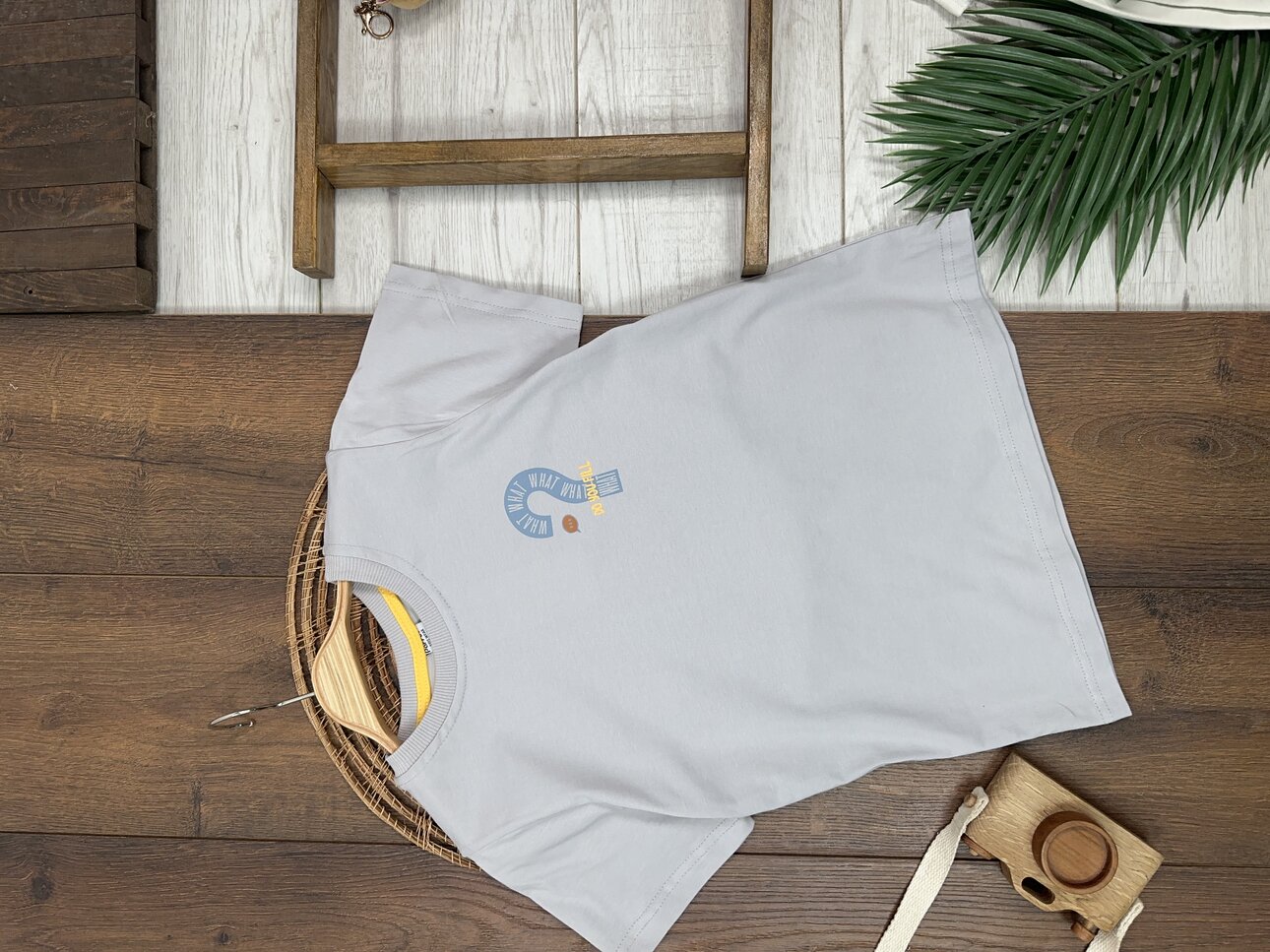 GRI RENK ERKEK ÇOCUK BİSİKLET YAKA SORU İŞARETİ BASKILI PAMUKLU KISA KOLLU BEYAZ TSHIRT