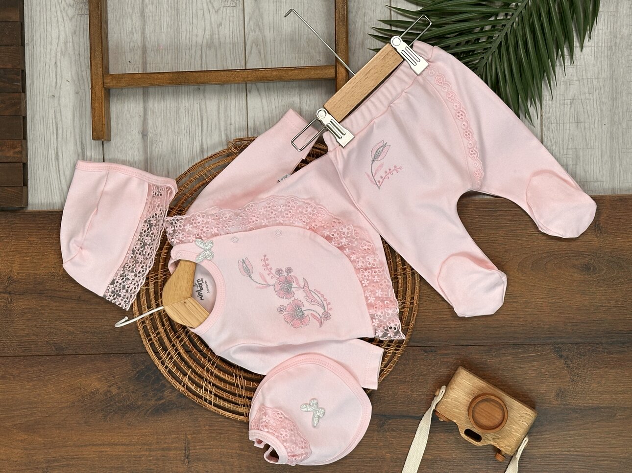 Pamuklu Çiçek Nakışlı Kendinden Eldivenli 4lü Kız Bebek Hastane Çıkış Seti