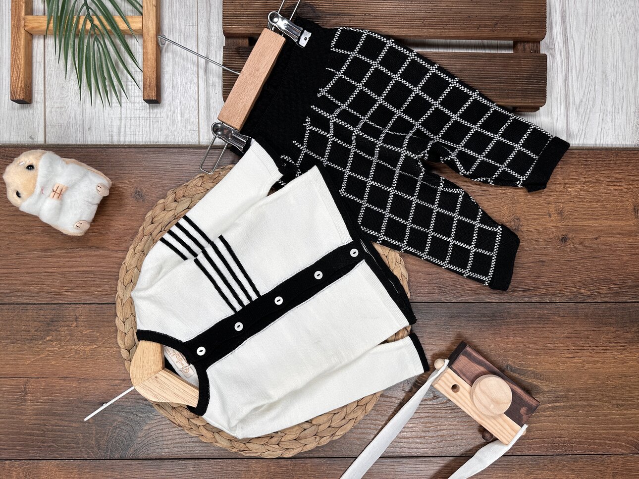 Yumuşak Triko Hırkalı Düğme Detaylı Ekoseli 2li Erkek Bebek Takım