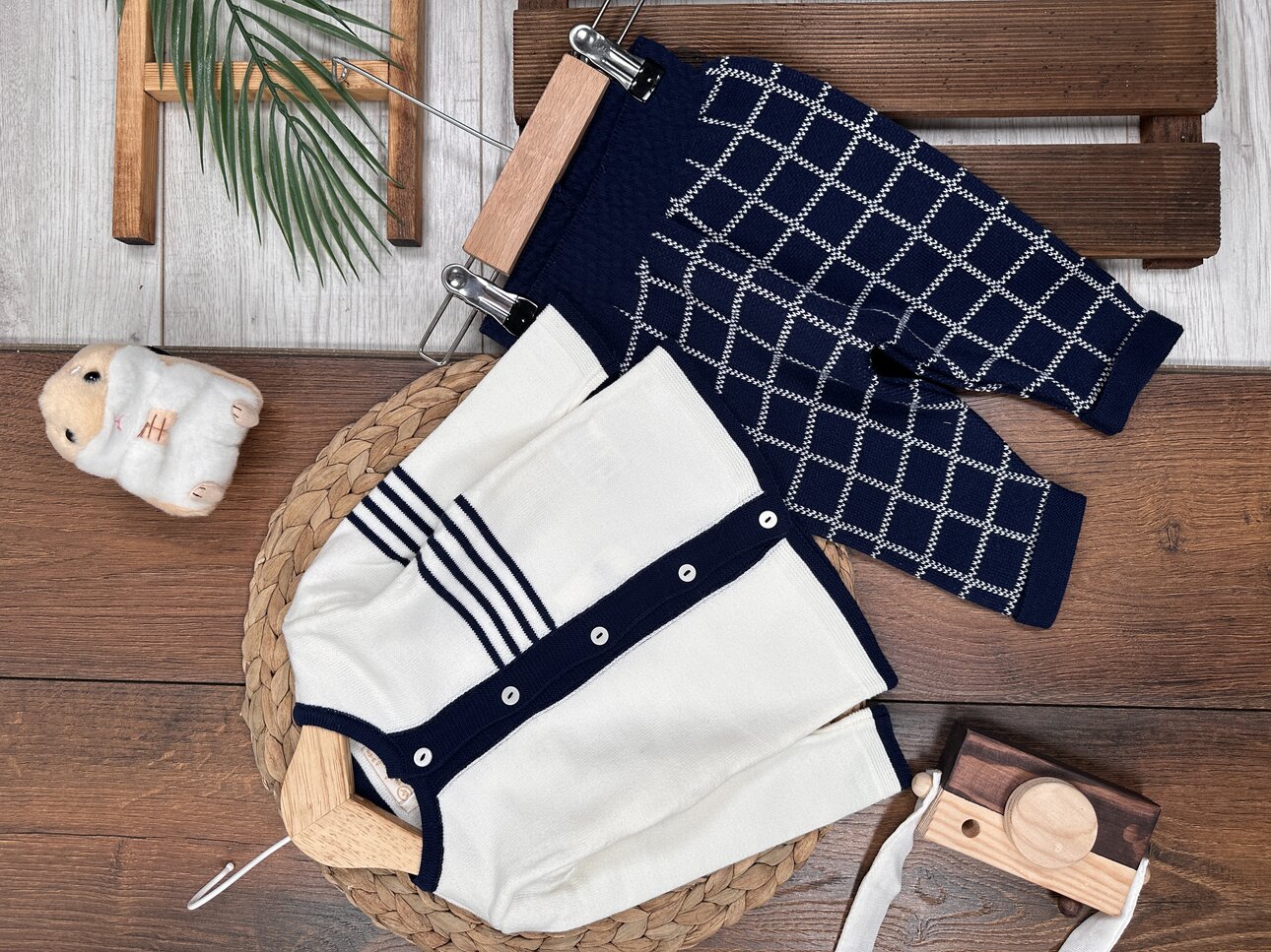 Yumuşak Triko Hırkalı Düğme Detaylı Ekoseli 2li Erkek Bebek Takım