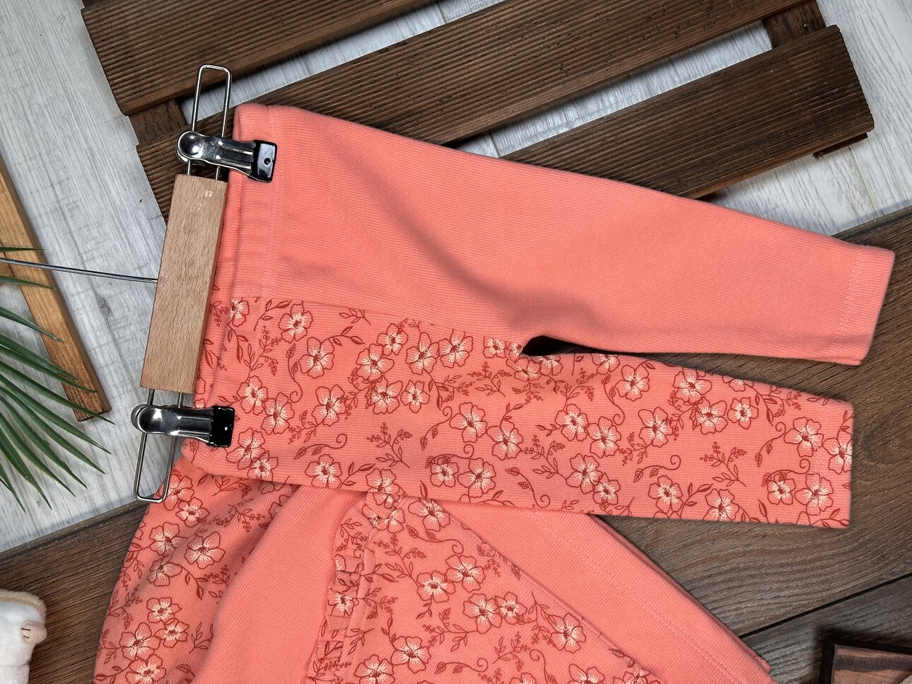 Premium Selanik Örgüsü Kadife Kumaş Çiçek Detaylı 2li Kız Bebek Takım - Detay Görseli 4