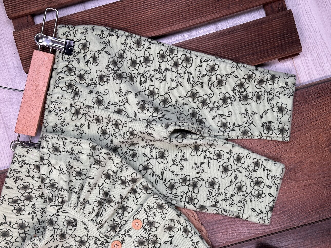 Premium Selanik Örgüsü Kadife Kumaş Çiçek Detaylı 2li Kız Bebek Takım - Detay Görseli 4