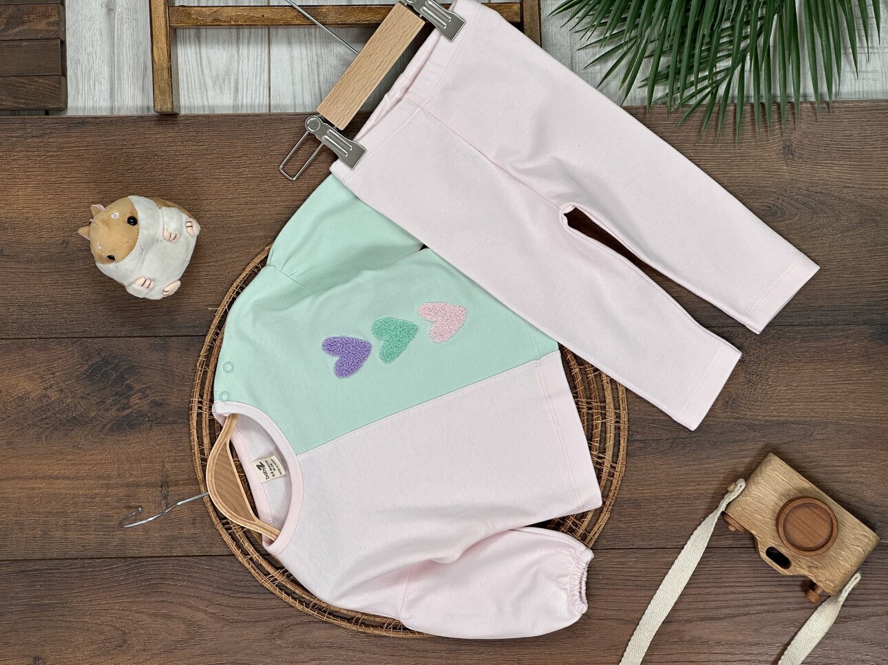 Pamuklu İnce Mevsimlik Peluş Kalp Nakış Detaylı Omuzdan Çıtçıtlı Taytlı 2li Kız Bebek Takım