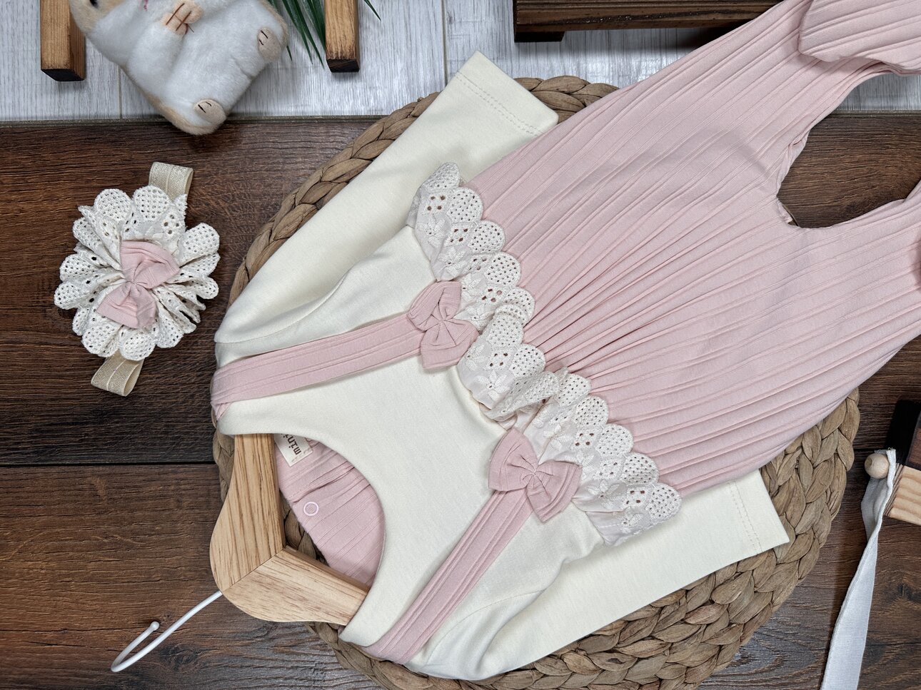Pamuklu Dantel ve Fiyonk Detaylı 2li Tulum Kız Bebek Takım - Detay Görseli 4