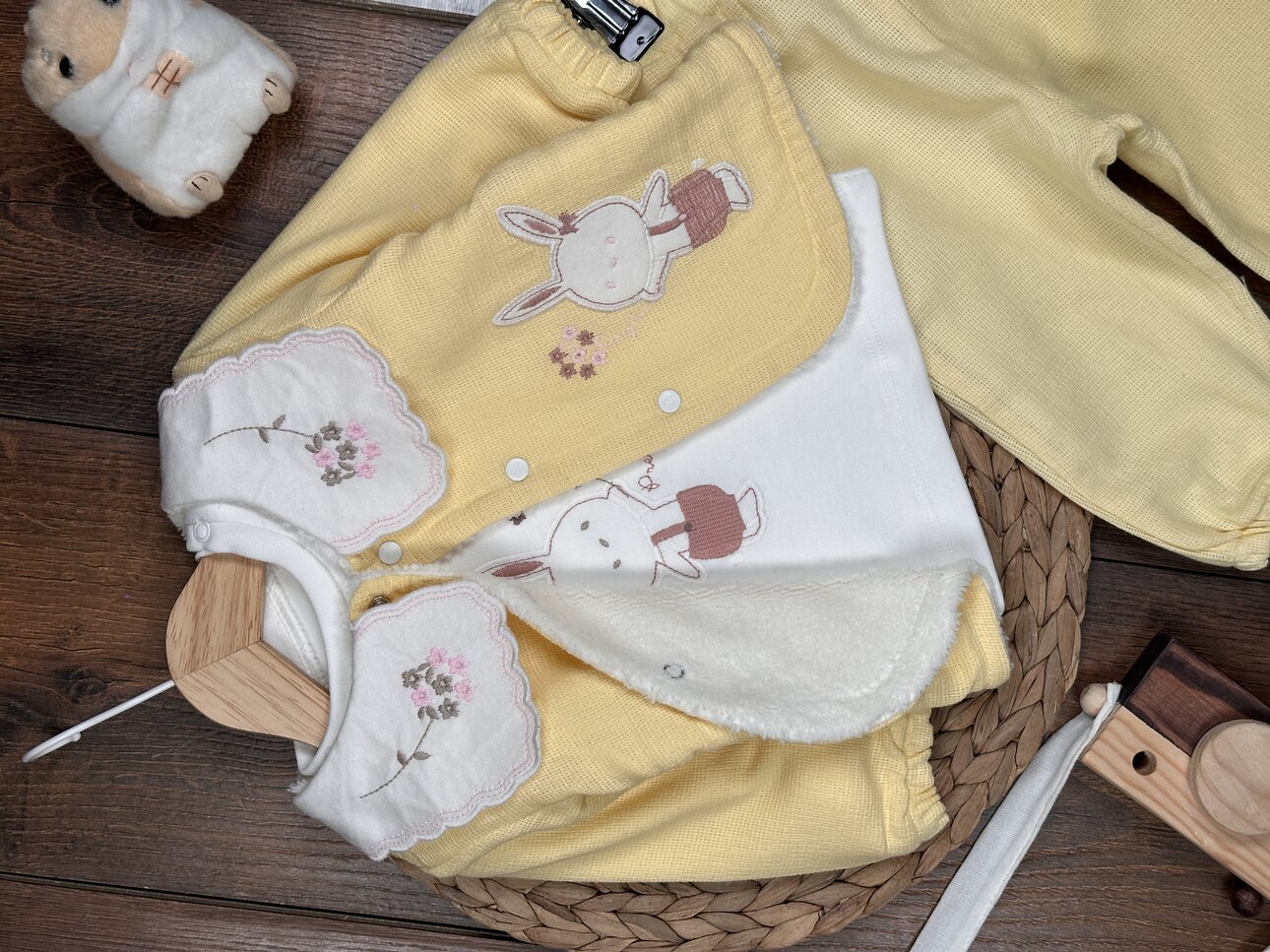 Pamuklu Tavşan Detaylı Welsoftlu Pelus Astarlı Hırkalı 3lu Kız Bebek Takım - Görsel 2