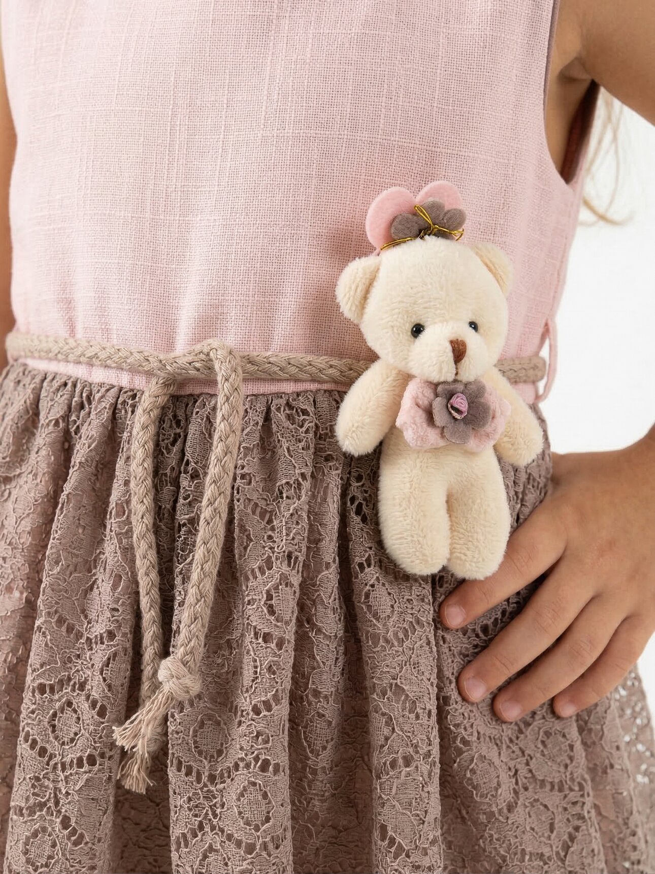 Pamuklu Keten Güpür Etekli Ayıcık Aksesuarlı Kız Bebek Elbise