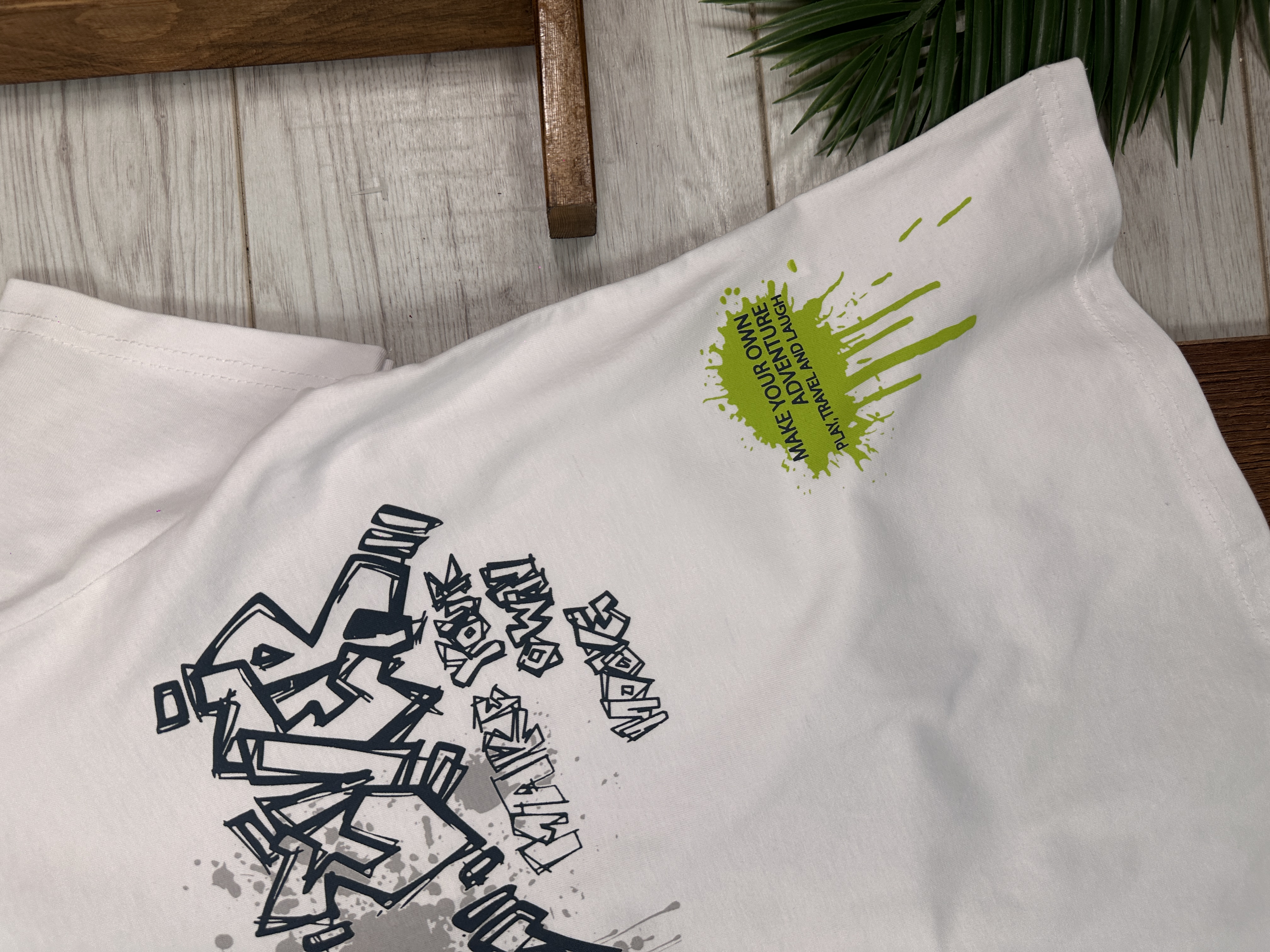 ERKEK ÇOCUK PAMUKLU GRAFFİTİ DETAYLI YUVARLAK, BİSİKLET YAKALI BEYAZ T-SHIRT - Görsel 3